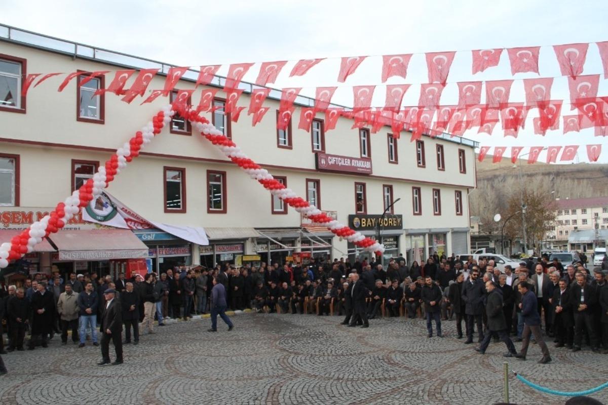 Gevaş&rsquo;ta 300 kişinin istihdam edildiği fabrika t&ouml;renle a&ccedil;ıldı