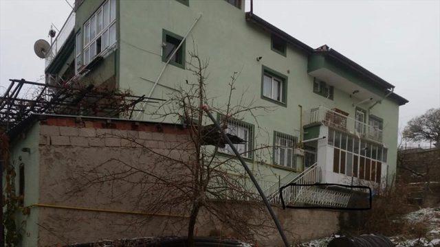 Kayseri'de evde çıkan yangında dumandan zehirlenen iki kardeş öldü