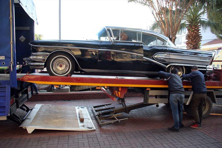 Merhum Başbakan Adnan Menderes'in makam aracı Aydın’a getirildi G3