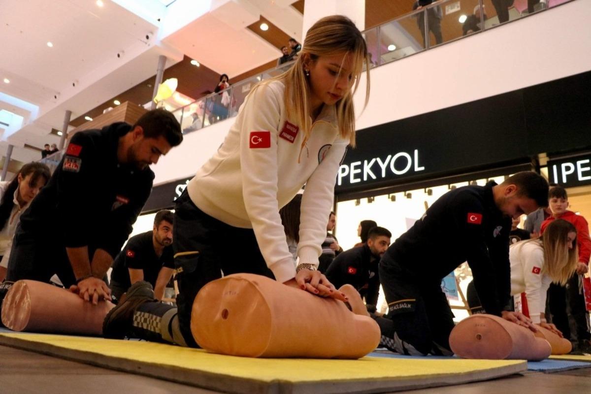 Manisa&rsquo;da 112 ekiplerinin g&ouml;sterisi beğeniyle izlendi