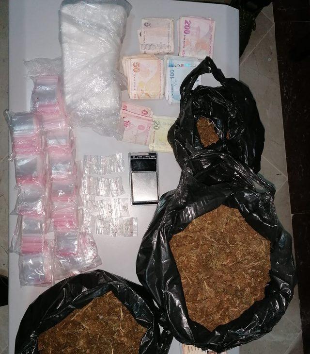 İzmir'de büyük uyuşturucu operasyonu: 10 bin hap, 1 kilo kokain ele geçirildi