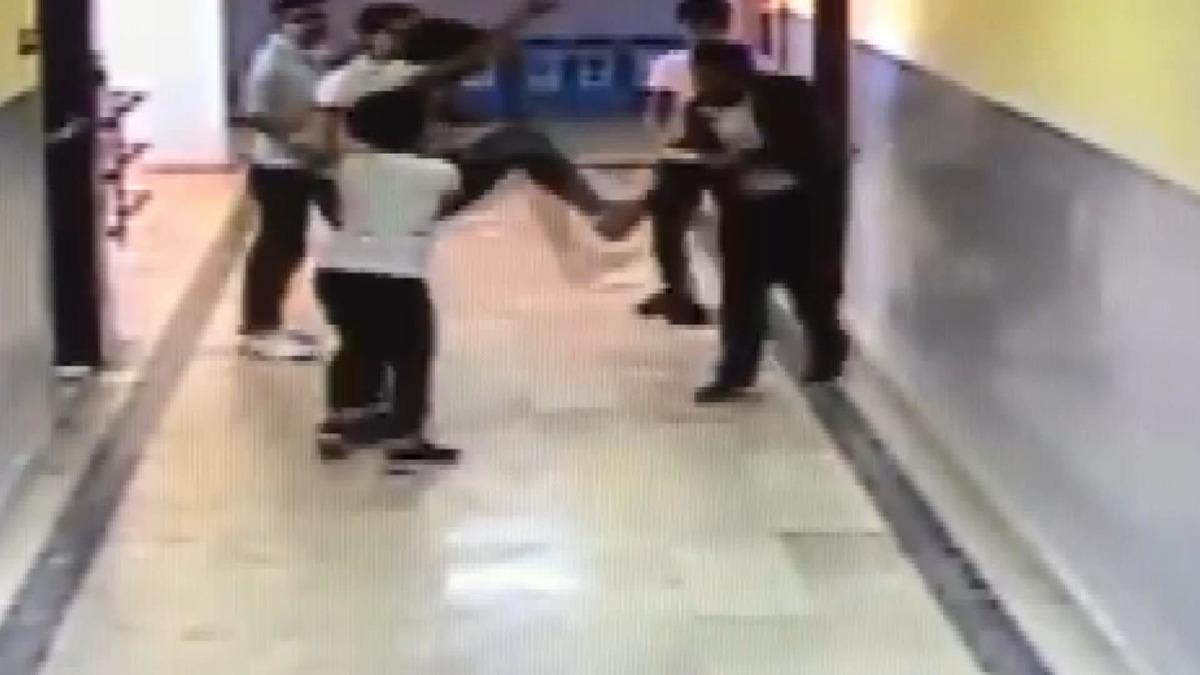 Okul koridorunda dehşet anları; silahlı &ouml;ğrenci b&ouml;yle yakalandı