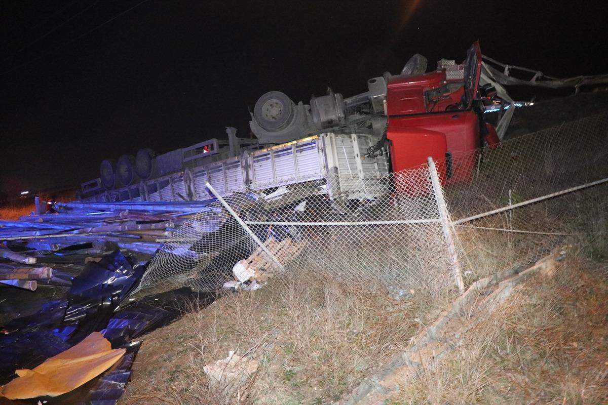 Şarampole devrilen tırın s&uuml;r&uuml;c&uuml;s&uuml; kazadan yara almadan kurutuldu