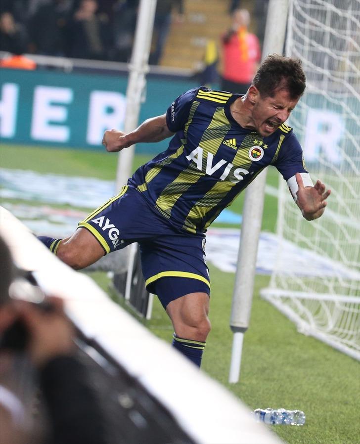 Fenerbahçe - Gençlerbirliği maçına damga vurdu! Emre Belözoğlu golü kaçırdı, panoyu tekmeledi G2
