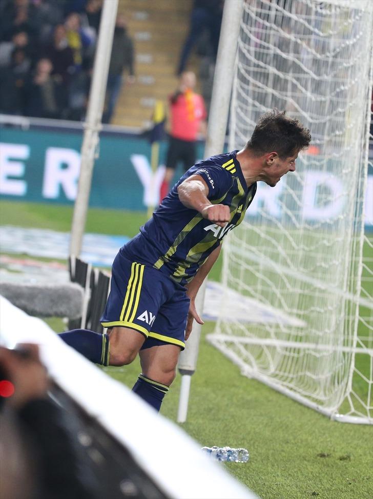 Fenerbahçe - Gençlerbirliği maçına damga vurdu! Emre Belözoğlu golü kaçırdı, panoyu tekmeledi G3