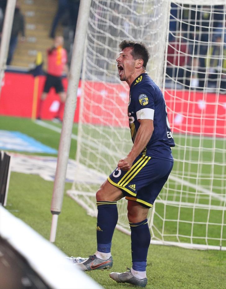 Fenerbahçe - Gençlerbirliği maçına damga vurdu! Emre Belözoğlu golü kaçırdı, panoyu tekmeledi G5