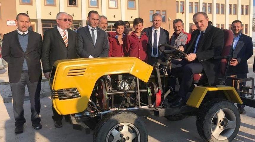 &Ouml;ğrenciler hurda par&ccedil;alardan trakt&ouml;r tasarladı