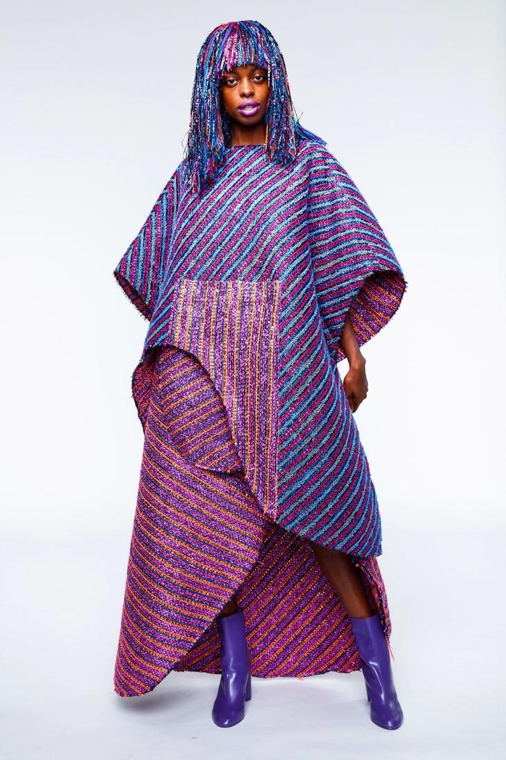 Dönüşümün böylesi! Video kasetlerden elbise yaptı G1