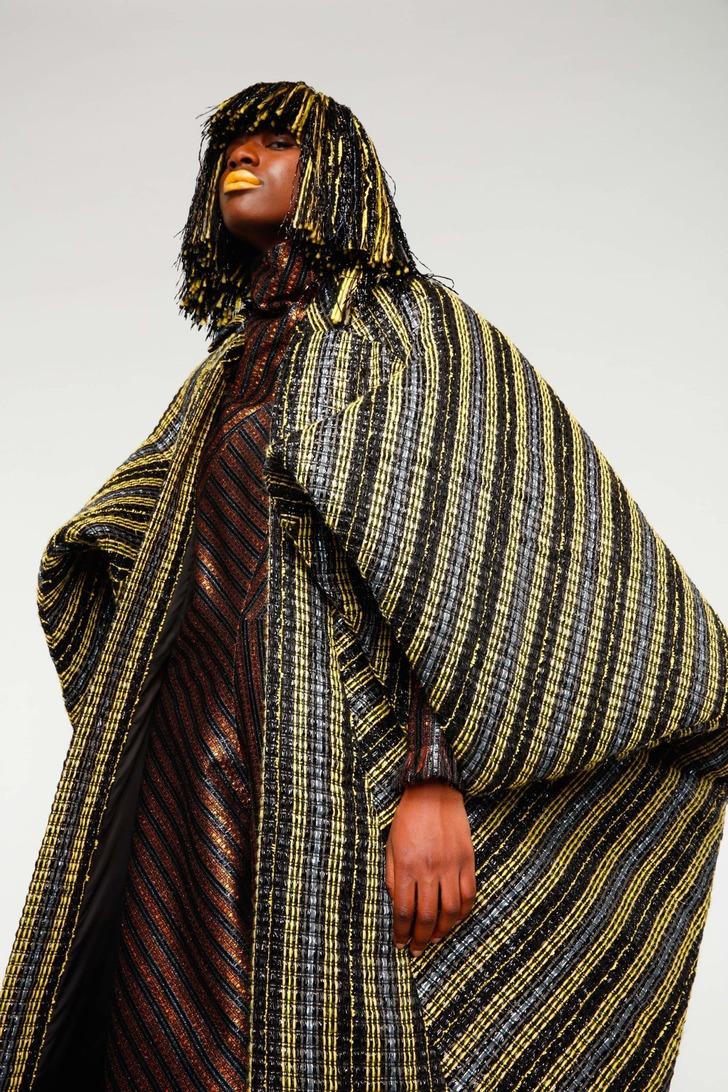 Dönüşümün böylesi! Video kasetlerden elbise yaptı G2