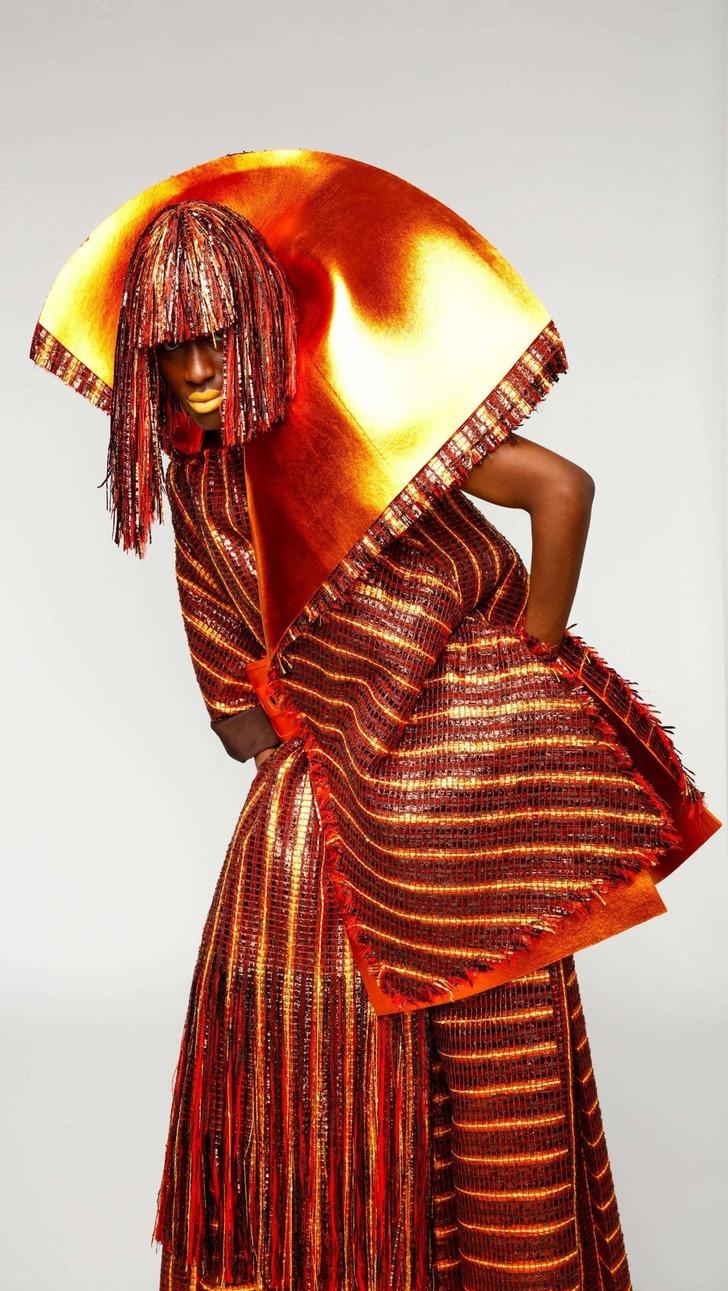 Dönüşümün böylesi! Video kasetlerden elbise yaptı G5