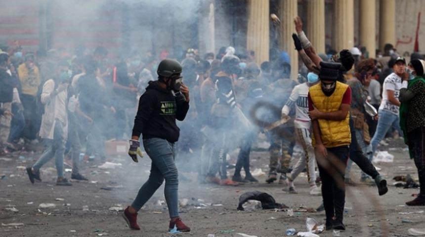 Bağdat'ta g&ouml;sterilerin s&uuml;rd&uuml;ğ&uuml; meydanda bı&ccedil;aklanan gazeteci &ouml;ld&uuml;