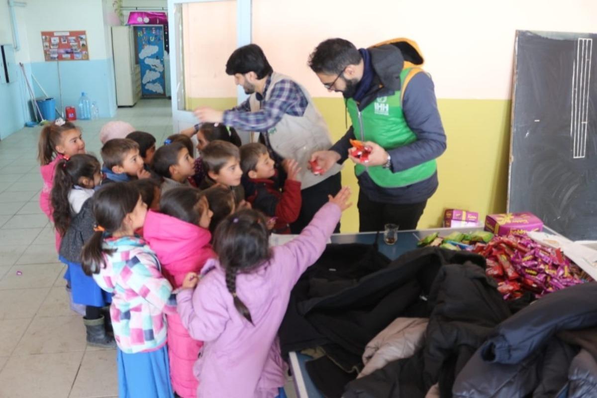 İzmirli gen&ccedil;lerden Kars&rsquo;a kardeşlik k&ouml;pr&uuml;s&uuml;!