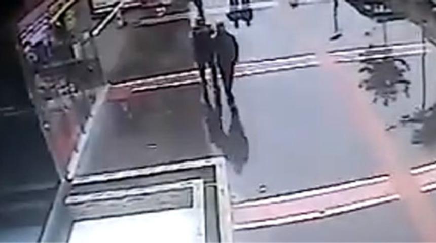 Kan donduran anların görüntüsü ortaya çıktı! Arkasından gelip başından vurdu