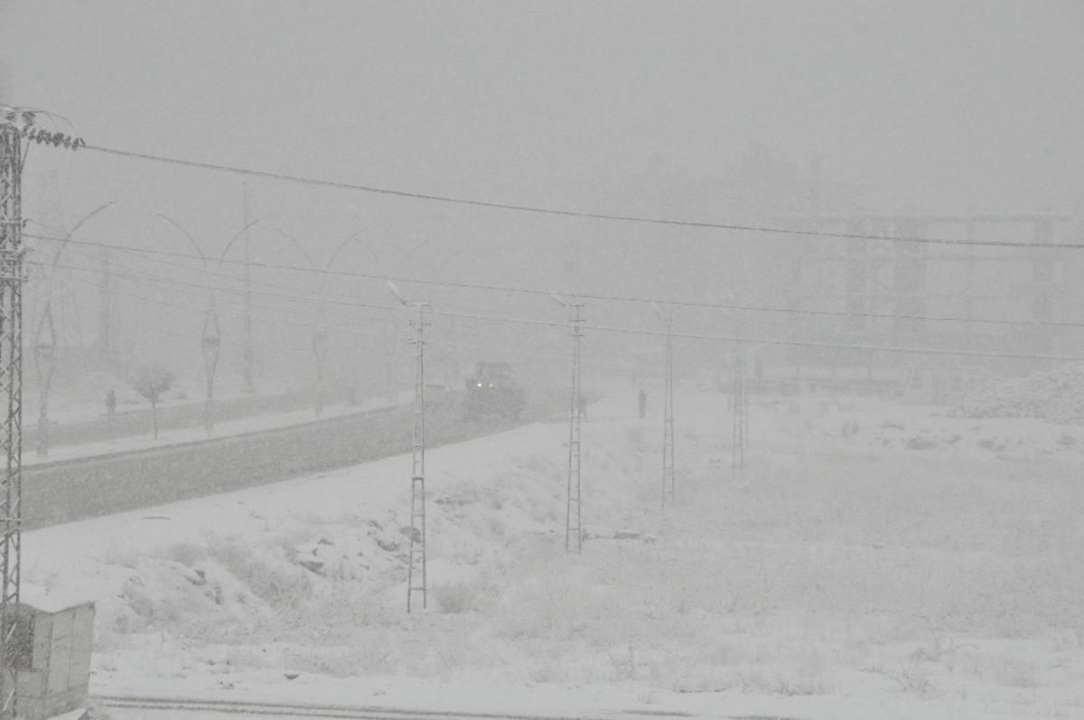 Y&uuml;ksekova&rsquo;da kar yağışı