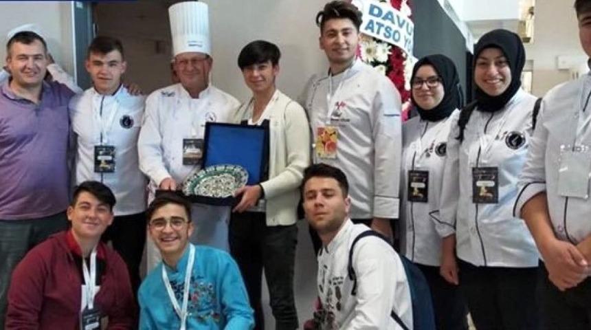 Yoncalı Meslekî ve Teknik Anadolu Lisesi mutfak yarışmasında Türkiye ikincisi
