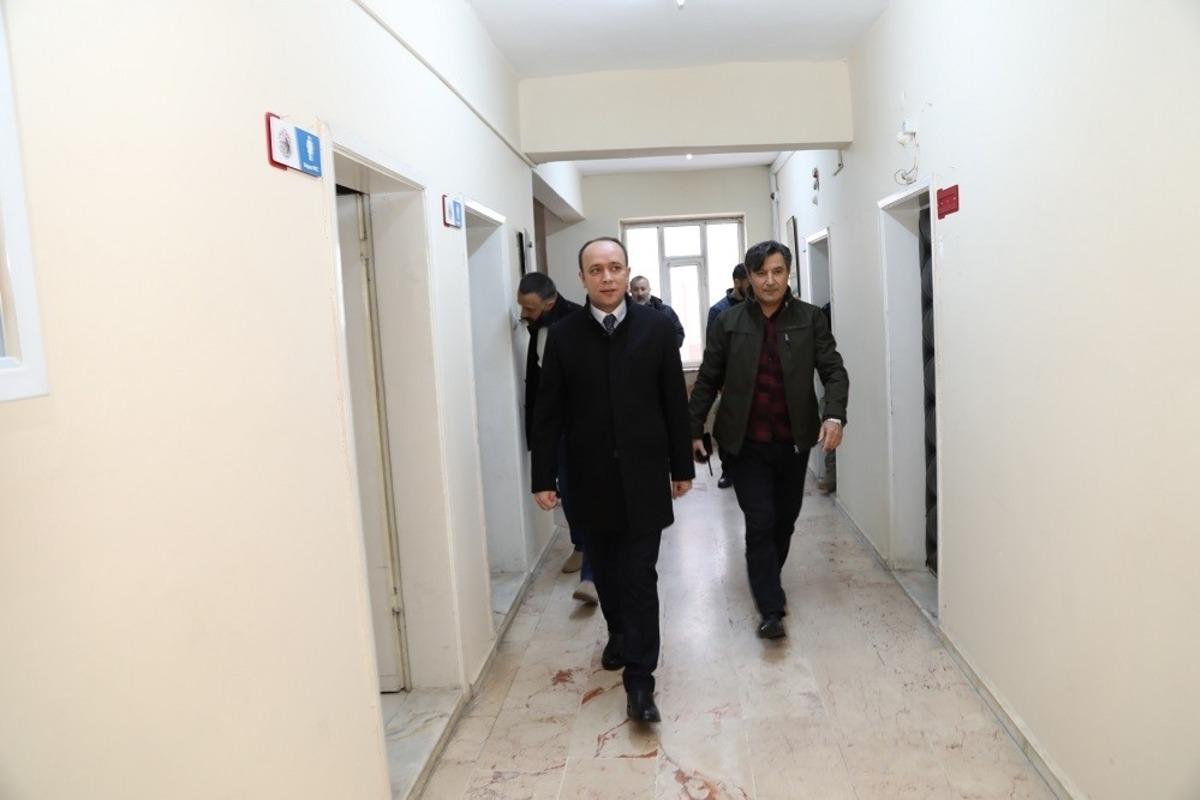 Başkale Belediyesine atanan kayyum g&ouml;reve başladı