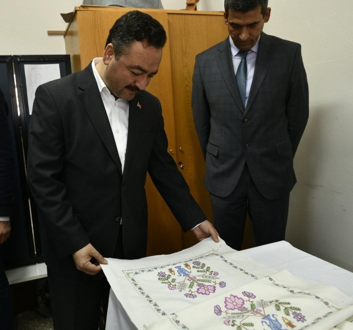 Sim sırma nakış&ccedil;ılığı Elbistan&rsquo;da yeniden hayat buluyor