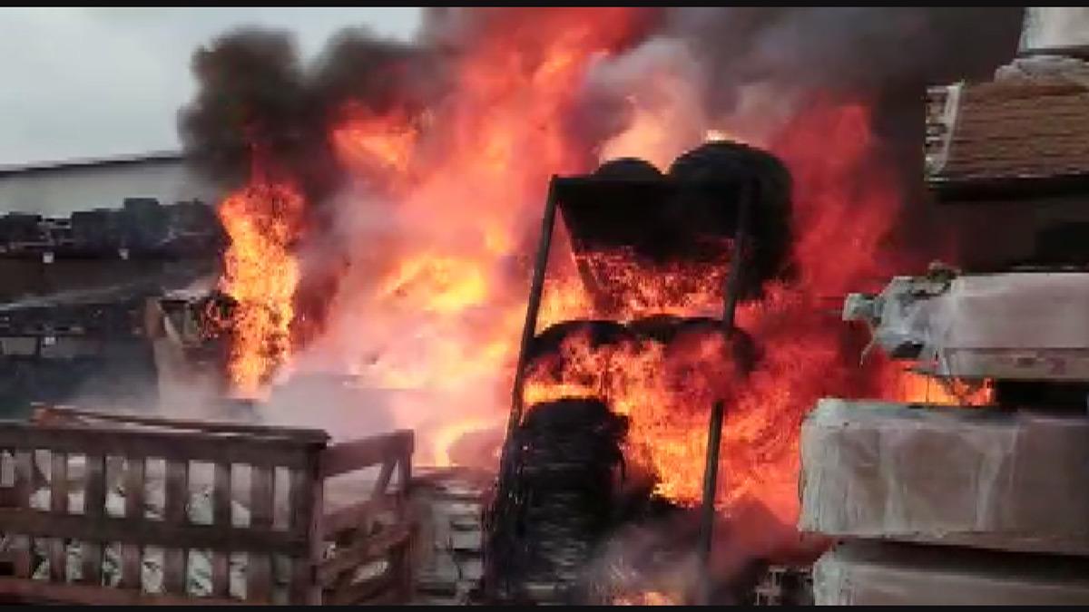 &Ccedil;atalca'da korkutan fabrika yangını!