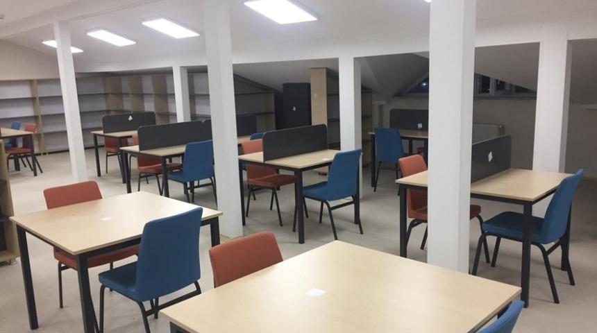 Hayırseverden y&uuml;ksekokula k&uuml;t&uuml;phane bağışı