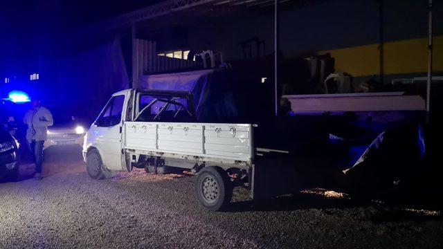 İş yeri sahibini gören hırsızların kamyonetlerini bırakarak kaçtığı an kamerada