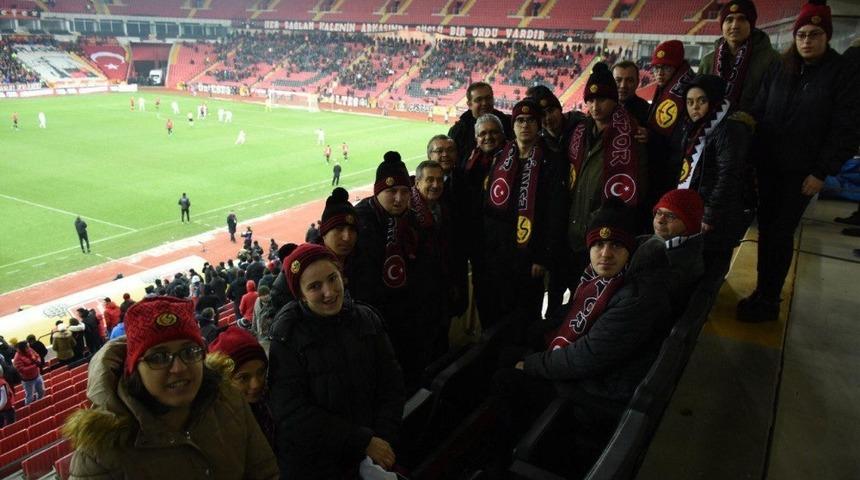 Özel gençler, galibiyet sevincini başkanlarla yaşadı