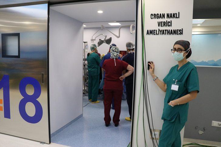 Akdeniz Üniversitesi Organ Nakli Günleri'nde canlı yayınla ameliyat G3
