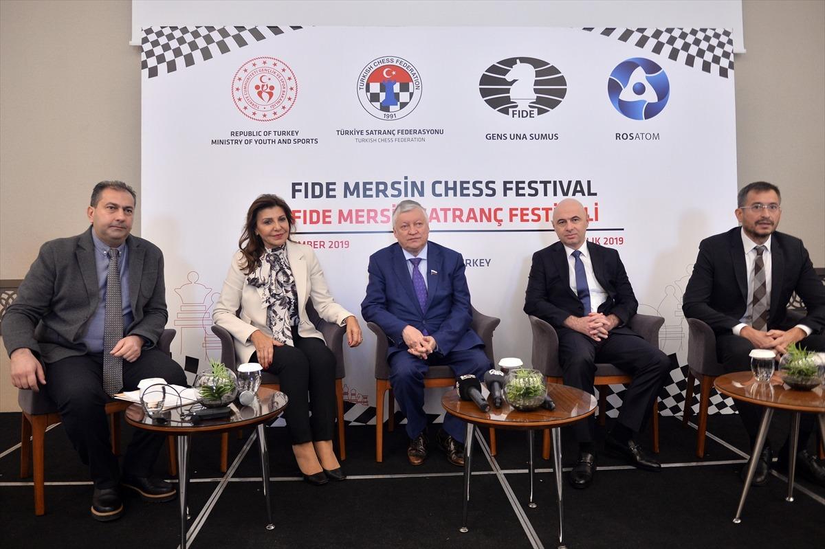 B&uuml;y&uuml;k Usta Karpov, 10 sporcuyla aynı anda satran&ccedil; oynadı