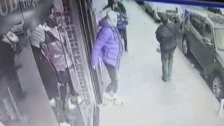 Kağıthane'de dehşet! 3 kişiyi bıçakladı, koşarak kaçtı G2