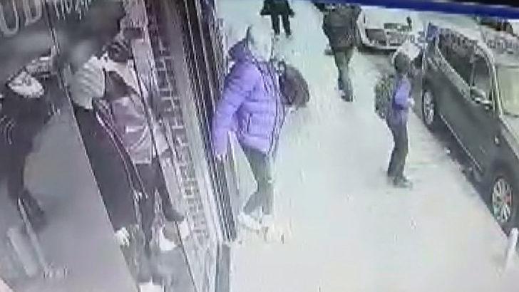 Kağıthane'de dehşet! 3 kişiyi bıçakladı, koşarak kaçtı G3