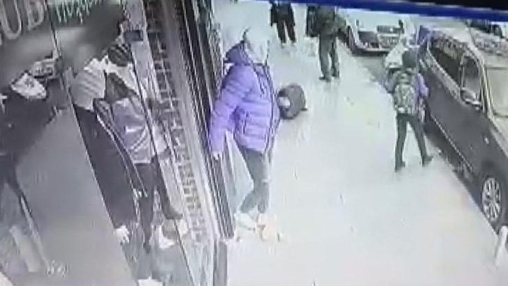 Kağıthane'de dehşet! 3 kişiyi bıçakladı, koşarak kaçtı G4