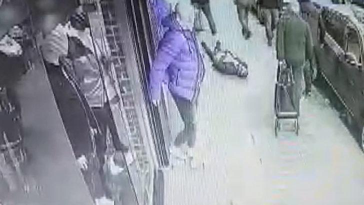 Kağıthane'de dehşet! 3 kişiyi bıçakladı, koşarak kaçtı G5