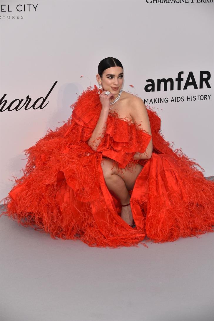 Dua Lipa kendini bu dünyadan hissetmiyor G4