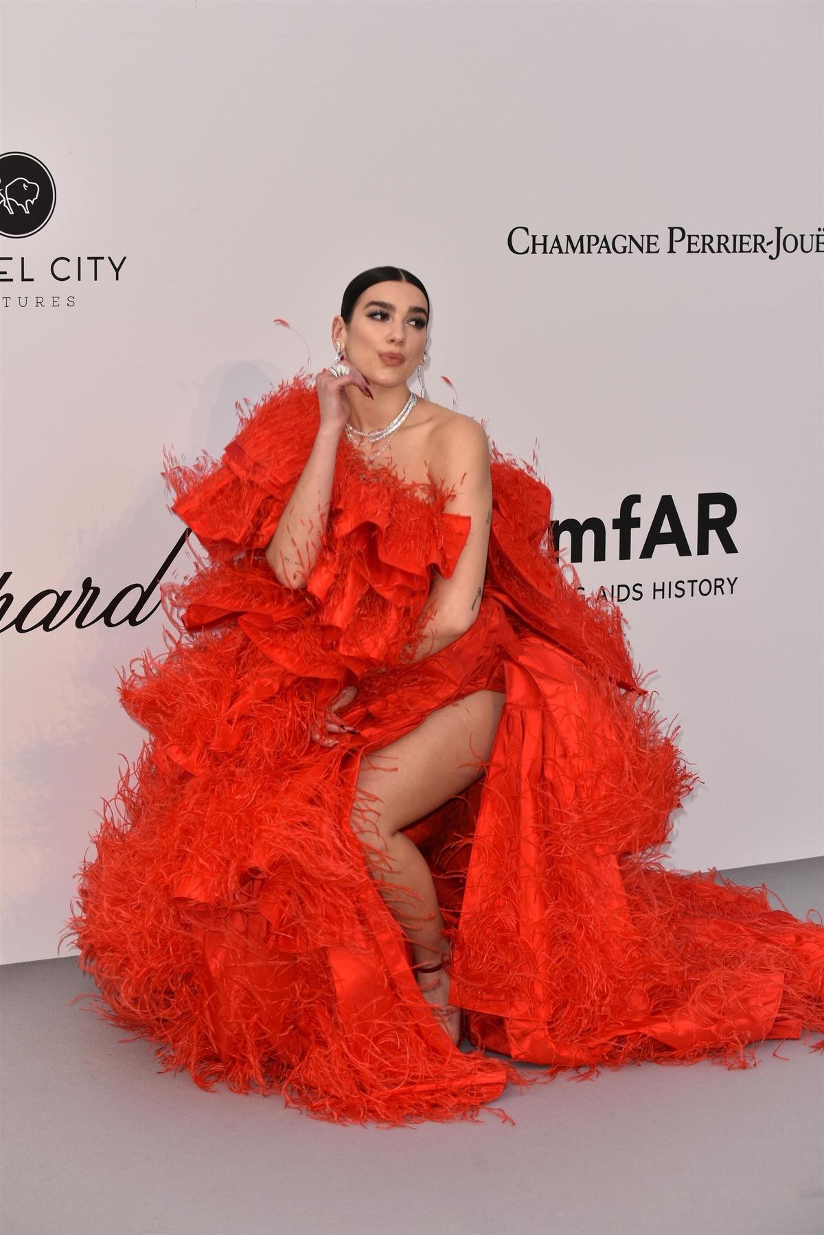 Dua Lipa kendini bu d&uuml;nyadan hissetmiyor