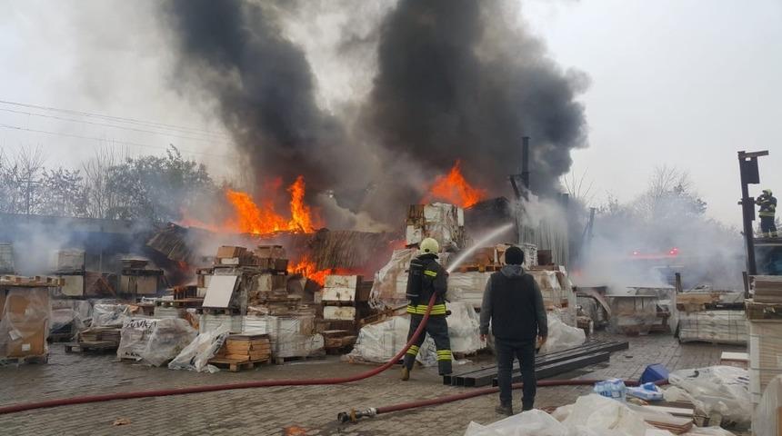 İnşaat malzemeleri deposunda yangın