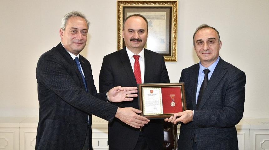 Edirne Gen&ccedil;lik ve Spor İl M&uuml;d&uuml;rl&uuml;ğ&uuml;ne, g&uuml;m&uuml;ş madalya beratı
