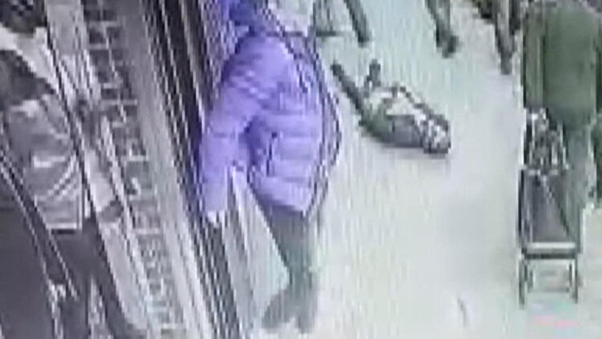 Kağıthane'de dehşet! 3 kişiyi bı&ccedil;akladı, koşarak ka&ccedil;tı