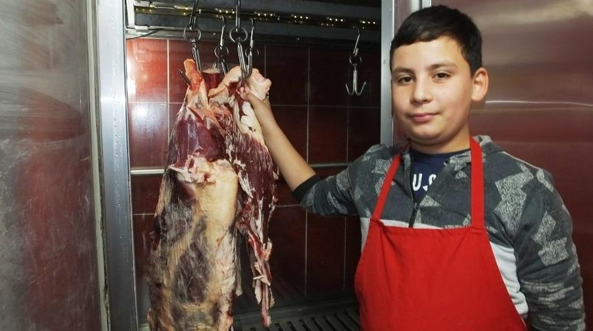 Burhaniye&rsquo;de k&uuml;&ccedil;&uuml;k kasap ilgi odağı oldu