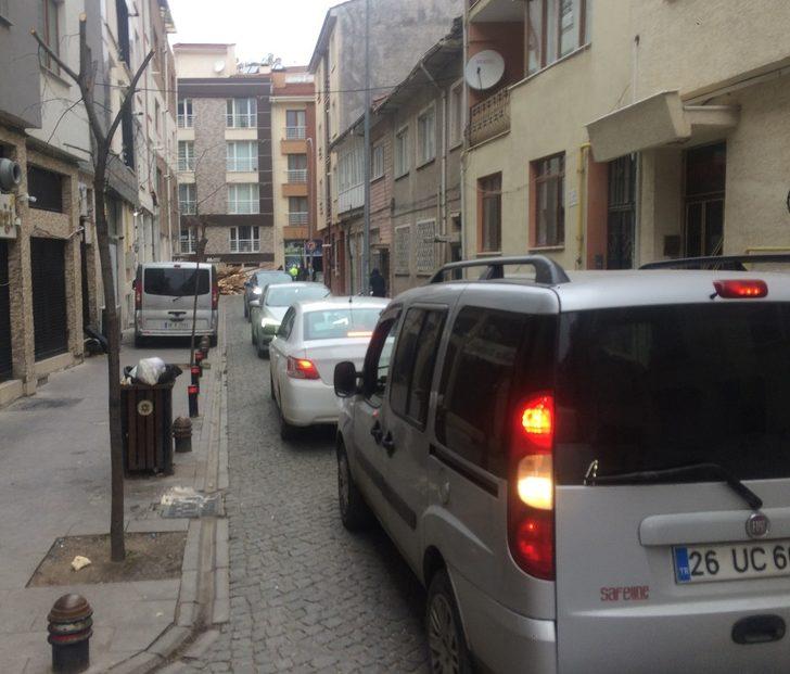 Gelişi güzel atılan kalaslar sokağı trafiğe kapattı G2