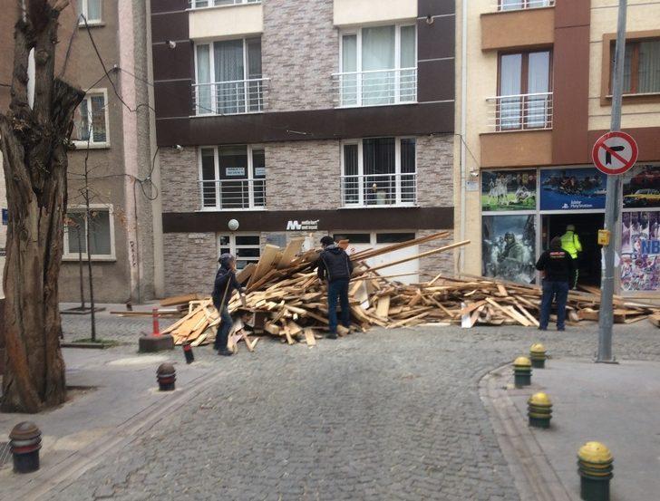 Gelişi güzel atılan kalaslar sokağı trafiğe kapattı G3
