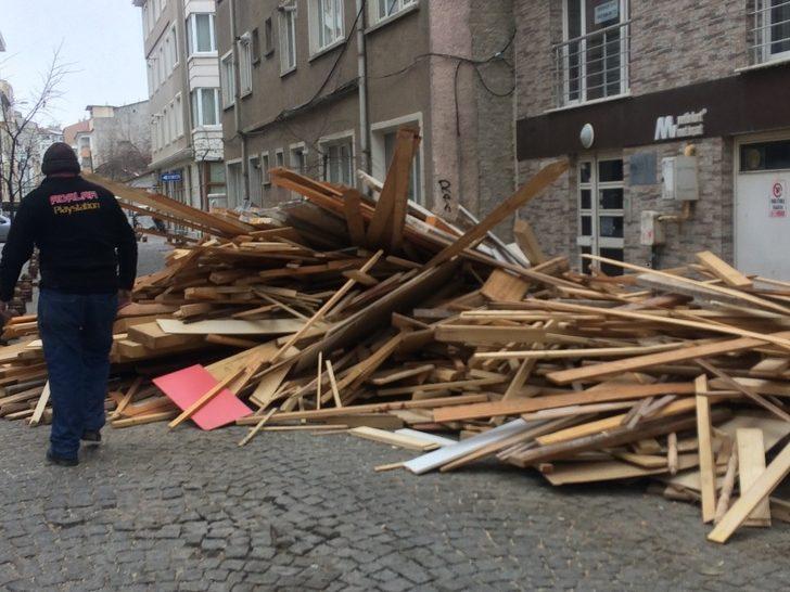 Gelişi güzel atılan kalaslar sokağı trafiğe kapattı G4