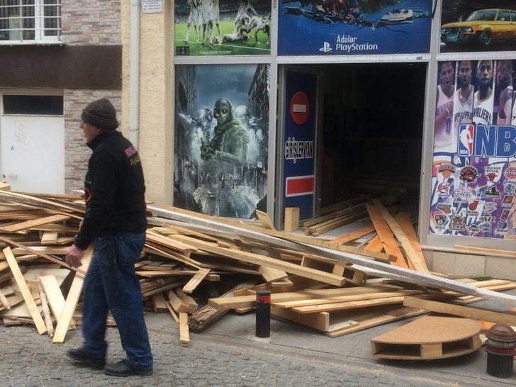 Gelişi güzel atılan kalaslar sokağı trafiğe kapattı G5