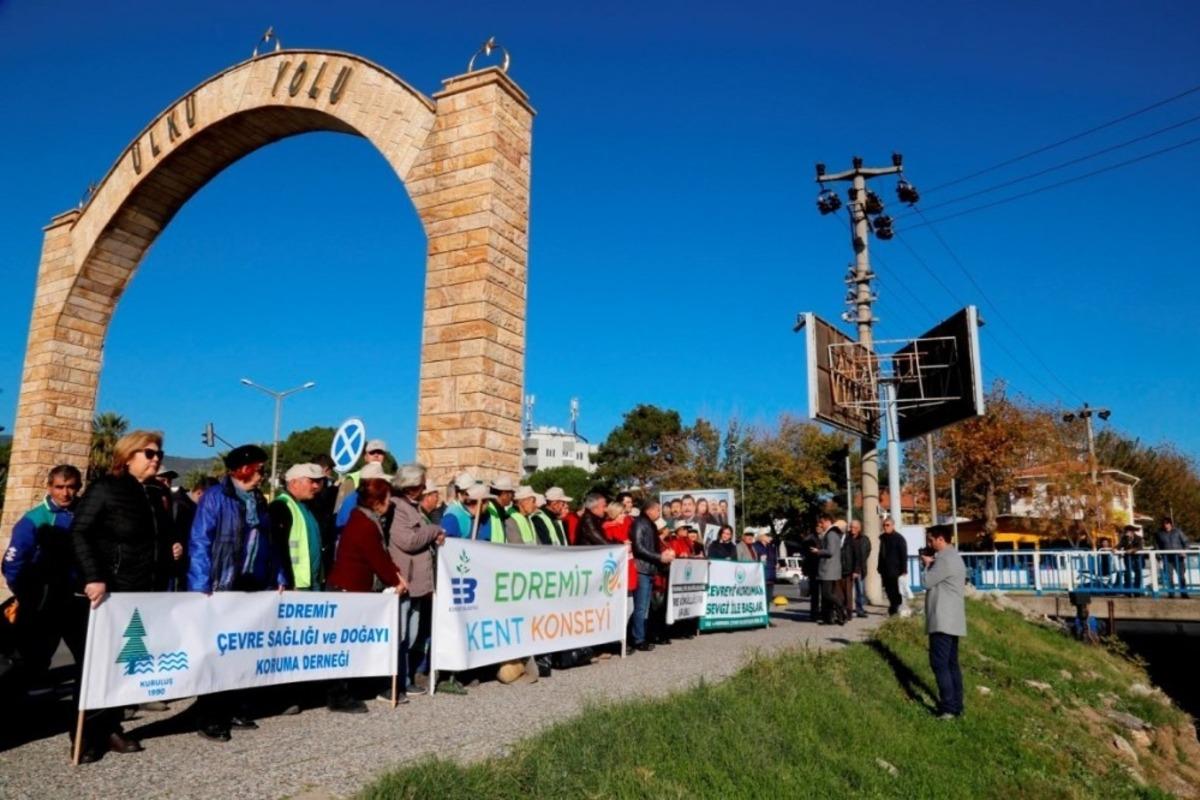 Edremit &Ccedil;ayı&rsquo;nı birlikte temizlediler