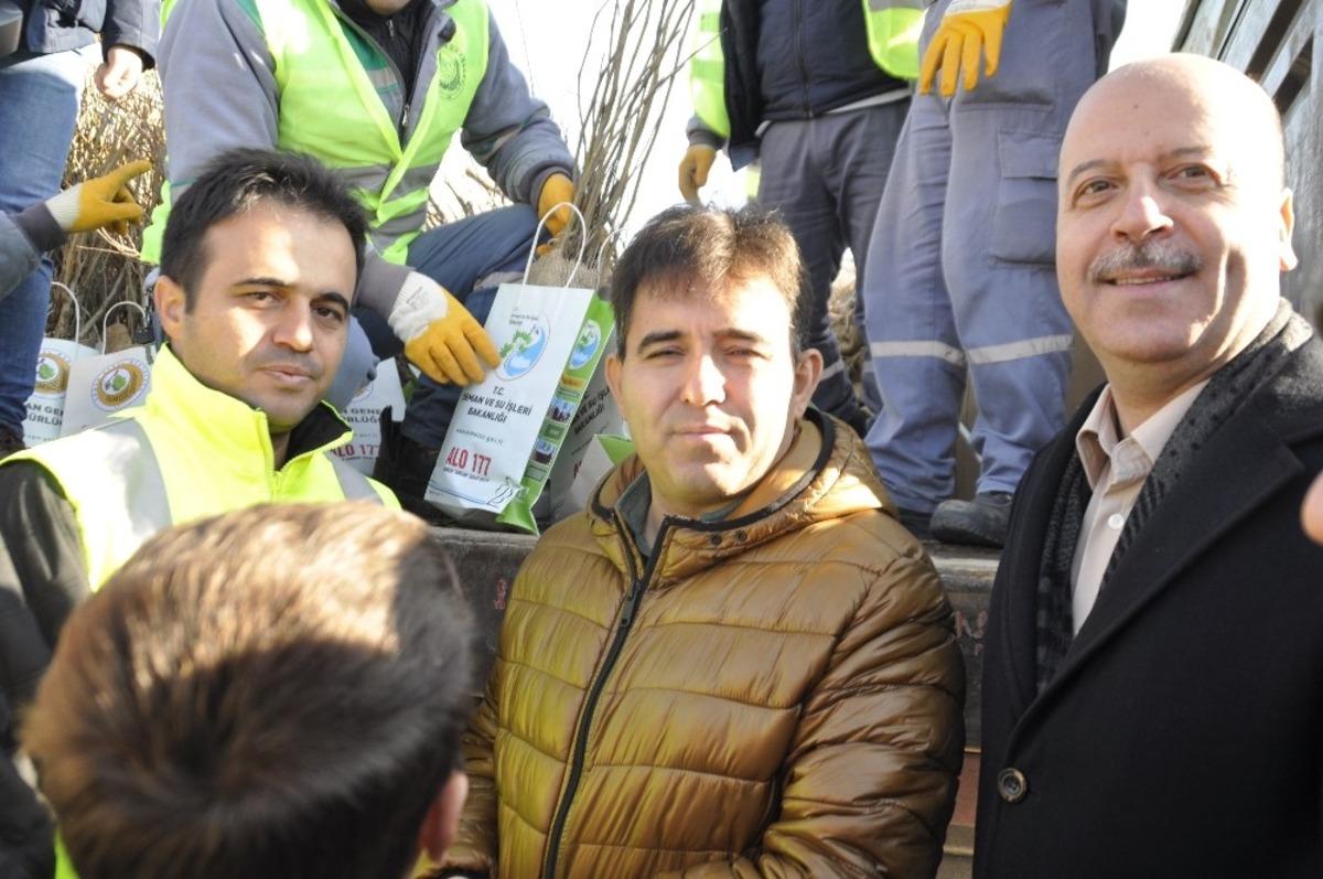 Vatandaşlar fidan alabilmek i&ccedil;in yarıştı