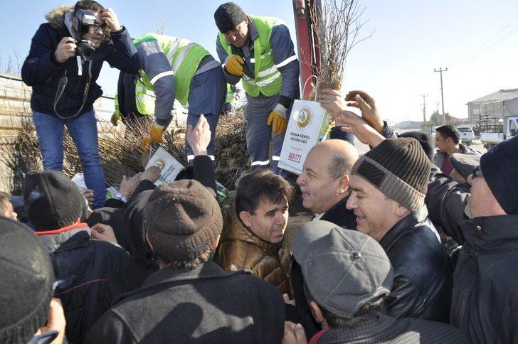 Vatandaşlar fidan alabilmek için yarıştı G3