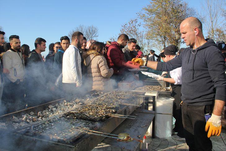 Sinop Üniversitesi Hamsi Şenliği'nde öğrencilere 1 ton hamsi ikram edildi G5