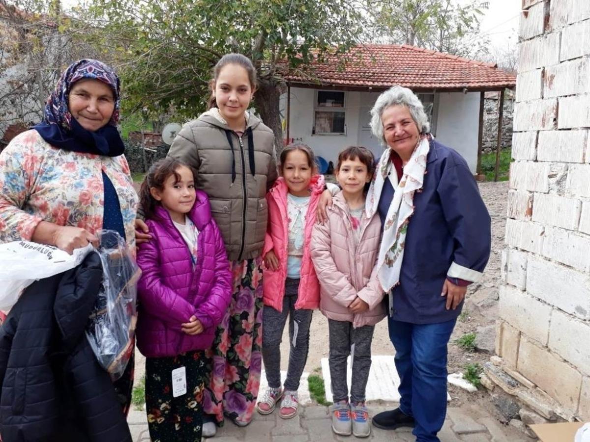 Şefkatli ellerden ihtiya&ccedil; sahibi &ccedil;ocuklara 300 &ccedil;ift bot ve 300 adet mont