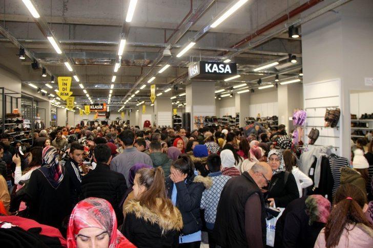 KAYSERmall Outlet’te indirimli alışveriş yoğunluğu G1