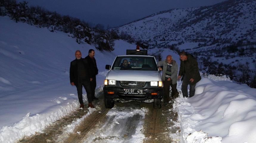 Elazığ'da kar nedeniyle mahsur kalan mangal k&ouml;m&uuml;r&uuml; iş&ccedil;ileri kurtarıldı