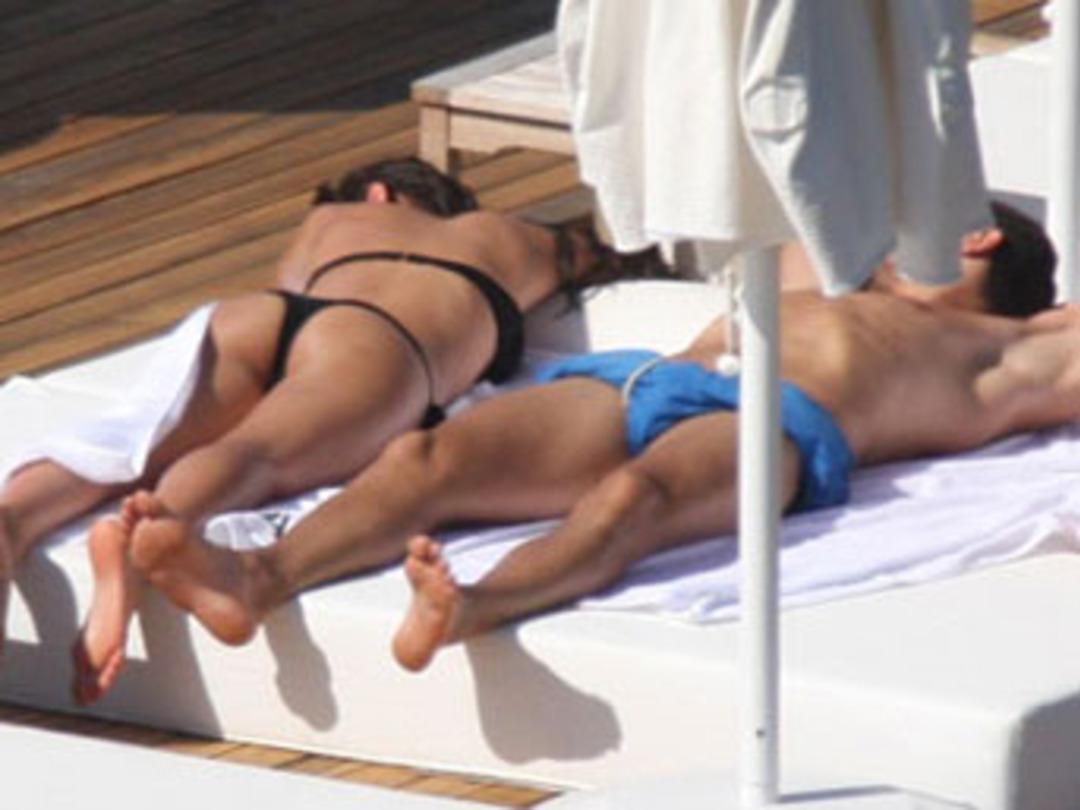 Kameraları g&ouml;r&uuml;nce gizlendi