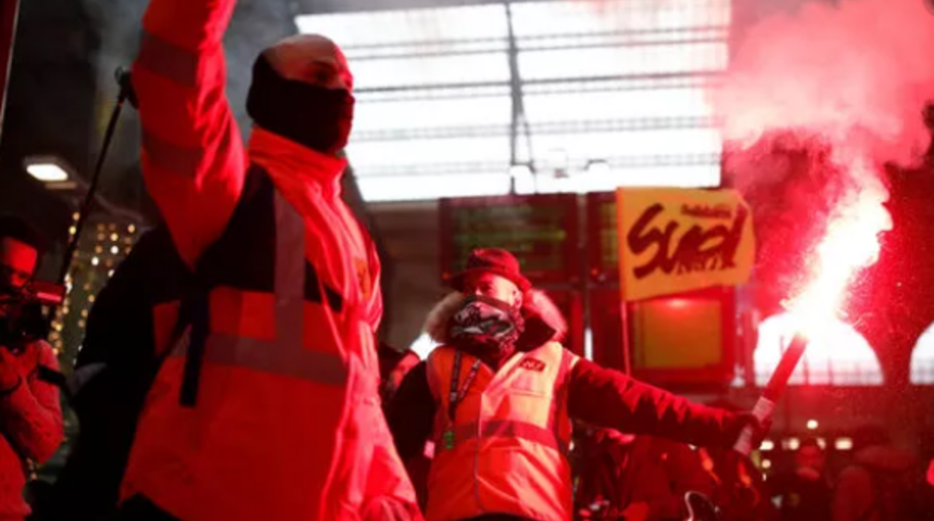 Fransa'da genel grev devam ediyor! Hayat fel&ccedil; oldu